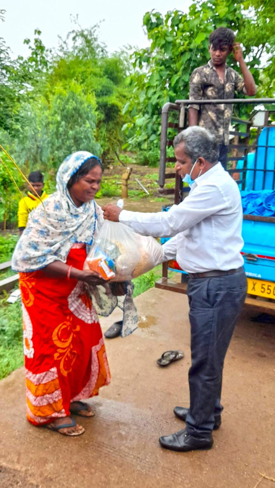 A pastor in Gujarat distributes food during COVID. Christians are a small minority in Gujarat but take the lead in showing care for those in need.